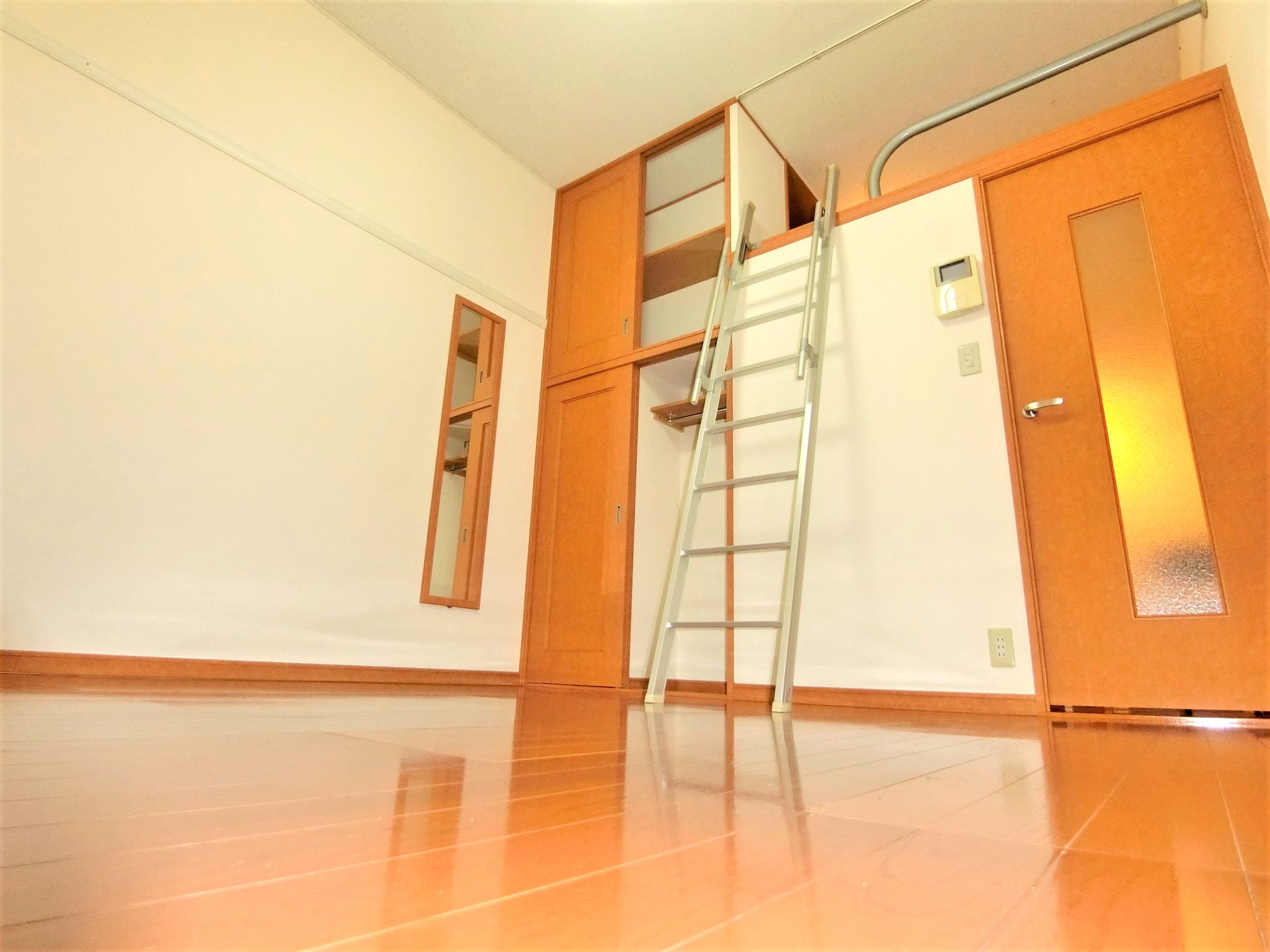 居室・リビング　上部にベッドスペース・クローゼット・照明・全身鏡を完備です★