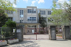 中学校　西宮市立学文中学校（中学校）まで854m