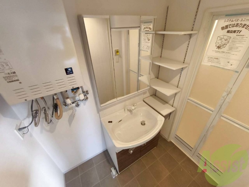 洗面設備　独立洗面台です。大きくてよいですね。シャンプーもできます！