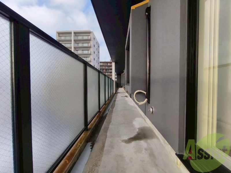 バルコニー　バルコニーは幅があり、広い印象を受けました。