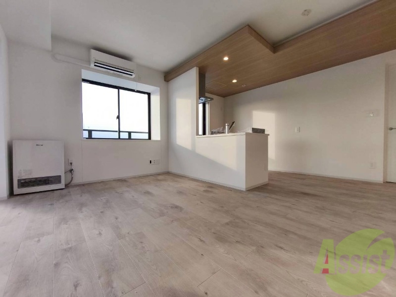 居室・リビング　木目のフローリングは落ち着きのある印象のお部屋になりますね。