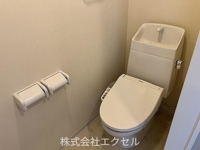トイレ　温水洗浄便座です。