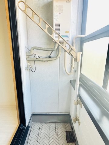 バルコニー　室外洗濯機置き場