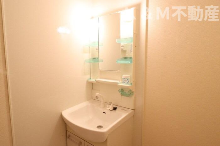 洗面設備　スペースが確保できる洗面所です