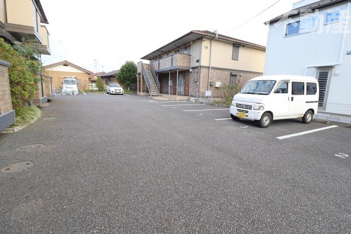 駐車場　駐車場があるので、車を買う予定の方も安心です