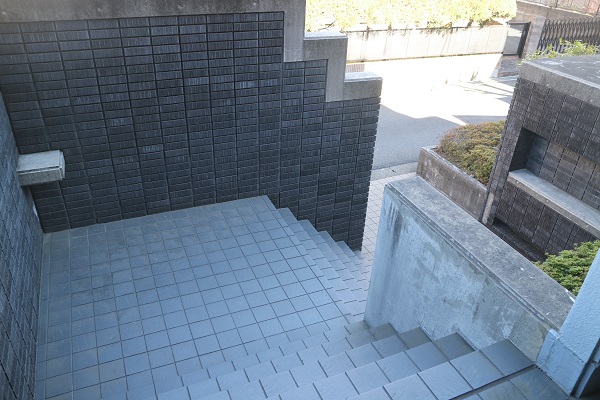 小田急線 鶴川駅 徒歩22分 3階建 築39年の外観写真