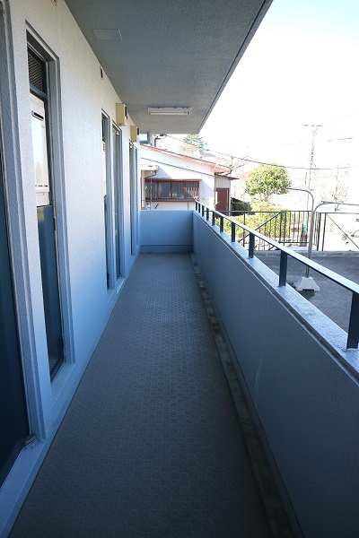 小田急線 鶴川駅 徒歩22分 3階建 築39年の外観写真