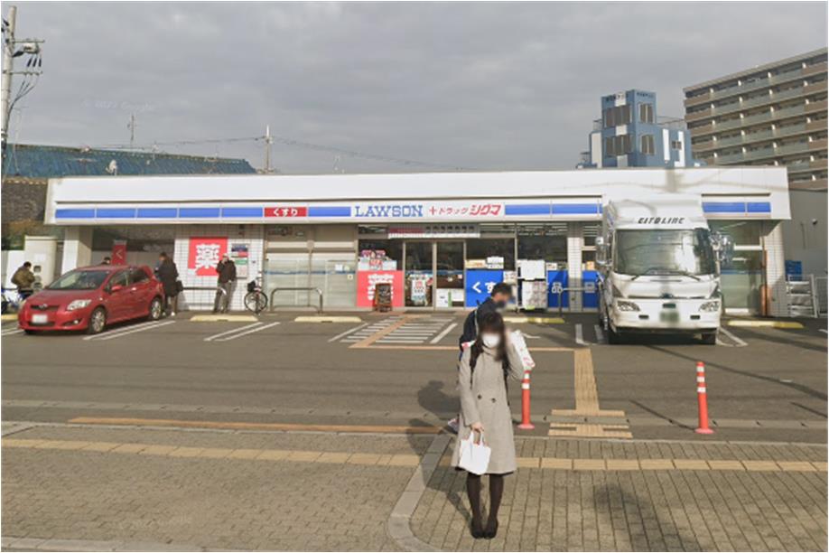 コンビニ　ローソン ドラッグシグマ八尾本町店（コンビニ）まで225m