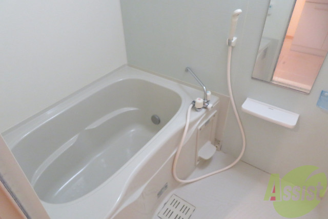 バス・シャワールーム　バスルームは狭すぎず、シャワーも浴びやすそうです。