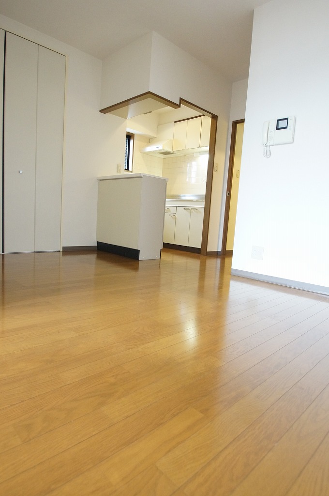 居室・リビング　落ち着いた色合いの床材を使用した居住空間