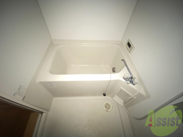 バス・シャワールーム　お風呂には追い焚き機能が。洗い場も十分なスペースです。