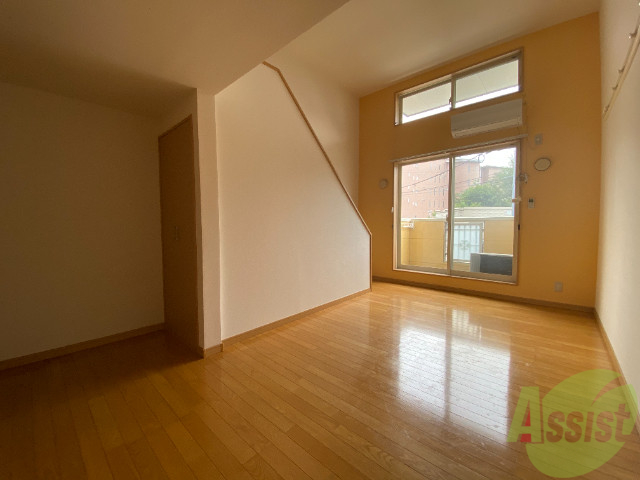 居室・リビング　８．１帖の洋室です。ロフトへの階段がありますね。