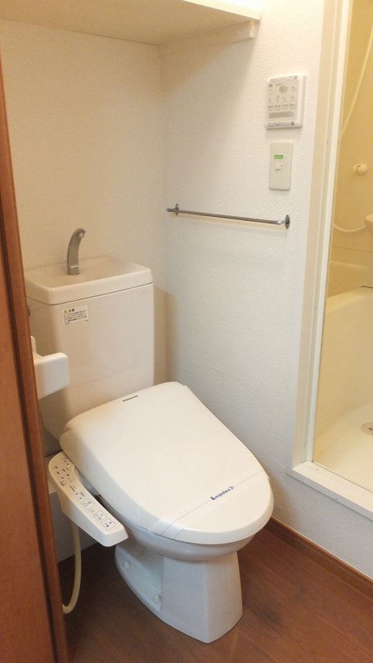 トイレ　温水洗浄便座機能付き