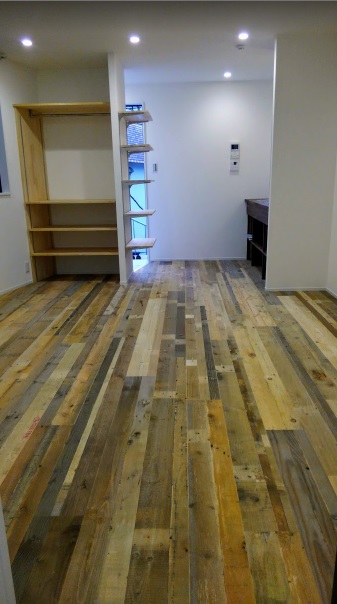 居室・リビング　床材はレトロ感たっぷりのミックスを使用