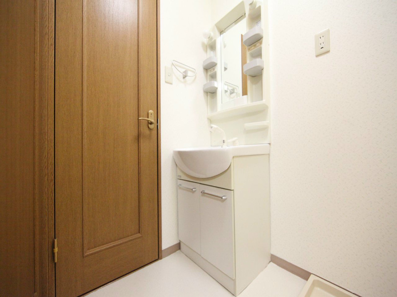 洗面設備　脱衣所　独立洗面台（シャンプードレッサー付）収納スペース有