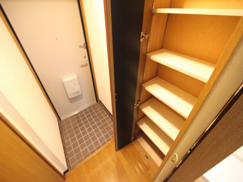 玄関　玄関　シューズボックス付（収納充実してます）