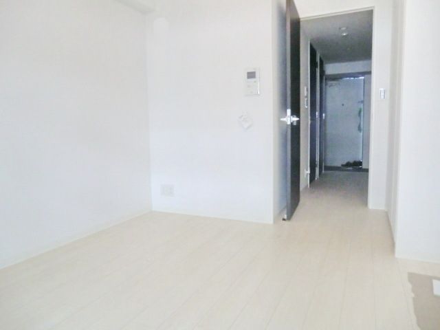 居室・リビング　落ち着いた色合いのフローリング色です