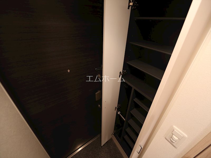 玄関　玄関　シューズボックス付（収納充実してます）
