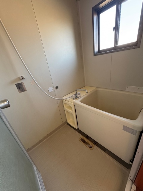 バス・シャワールーム　入居中またはリフォーム中のため、同棟別室写真