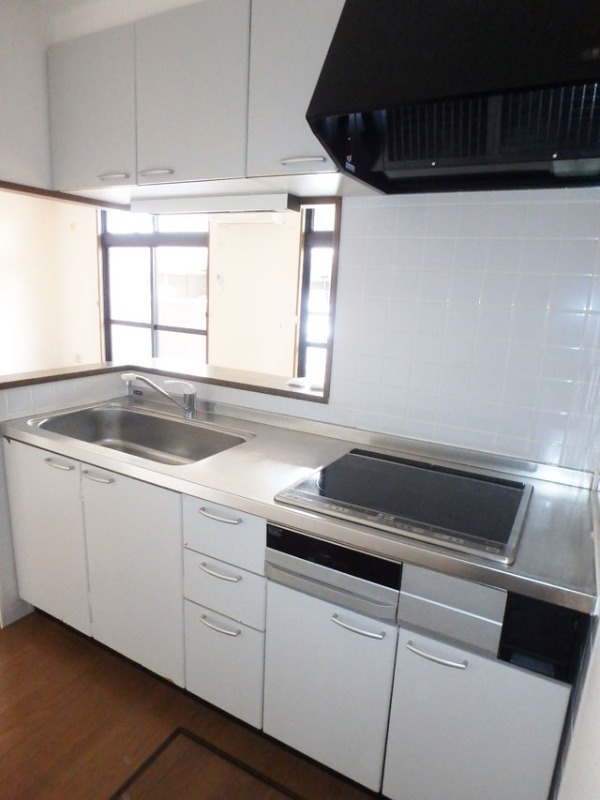 キッチン　３口コンロ付きシステムキッチン！