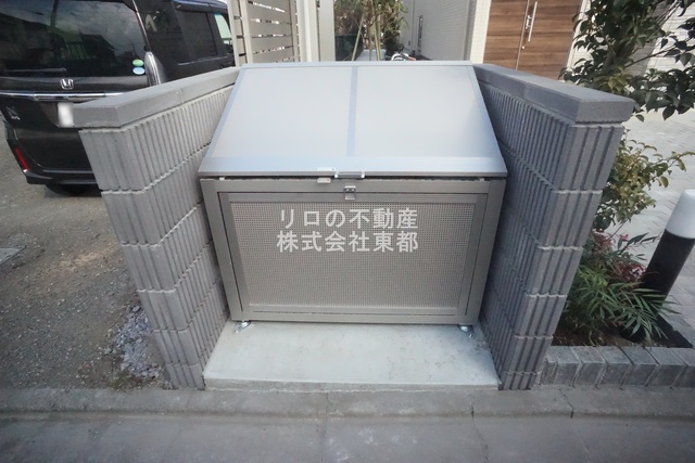 その他共有部分　ボックスタイプのごみ置き場で清潔ですね♪