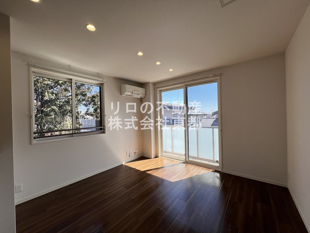 居室・リビング　南東向きの２面採光なので、明るく風通しのよい過ごしやすいリビ