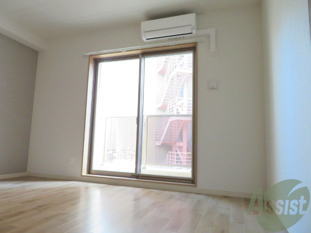 居室・リビング　陽の光が差し込む明るいお部屋は気持がいいですね～