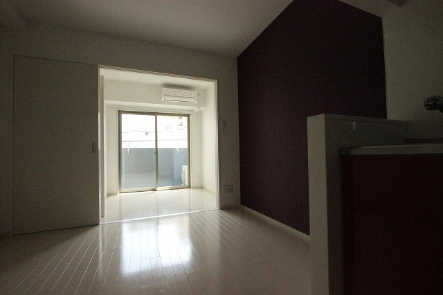 居室・リビング　同物件、別号室のものです。