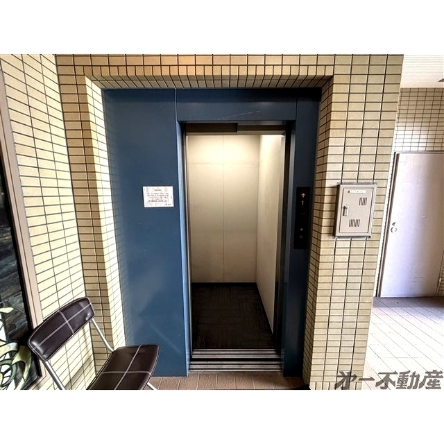 ロビー　エレベータ