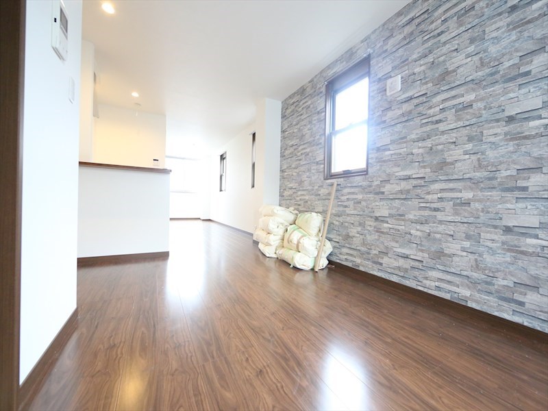 居室・リビング　ＬＤＫ18帖　カウンターキッチン　エアコン付　南面バルコニー