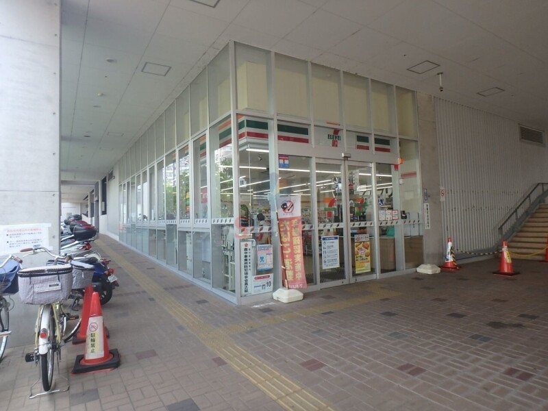 コンビニ　セブンイレブン（コンビニ）まで605m