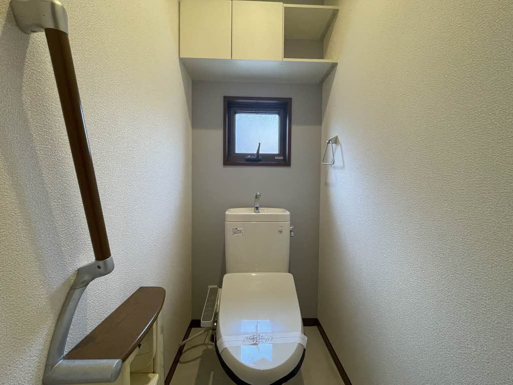 トイレ　温水洗浄便座を採用しております。