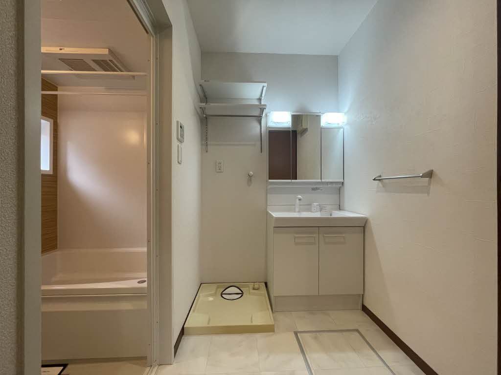 洗面設備　３面鏡のシャンプードレッサーを採用しております。