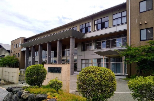 中学校　愛荘町立秦荘中学校（中学校）まで2500m