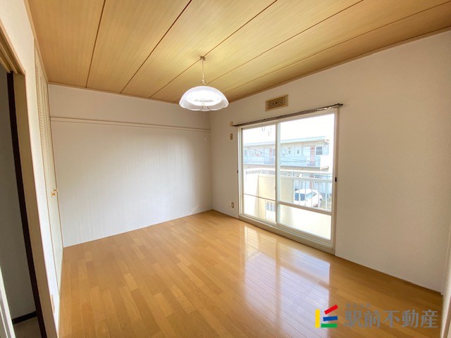 居室・リビング　同物件別室