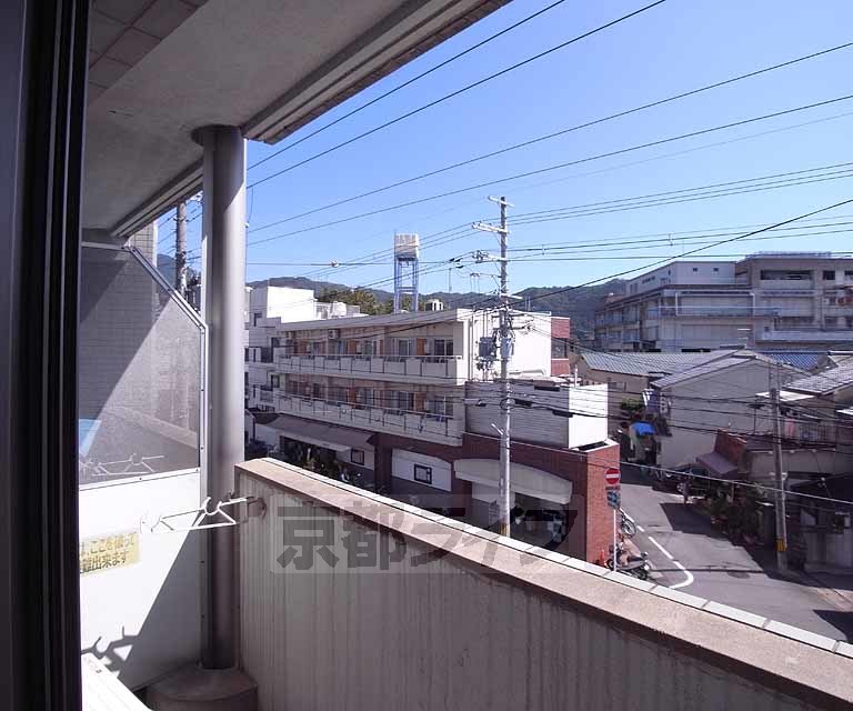 眺望　外は便利な東大路通りです。