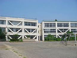 小学校　日野市立第四小学校（小学校）まで698m