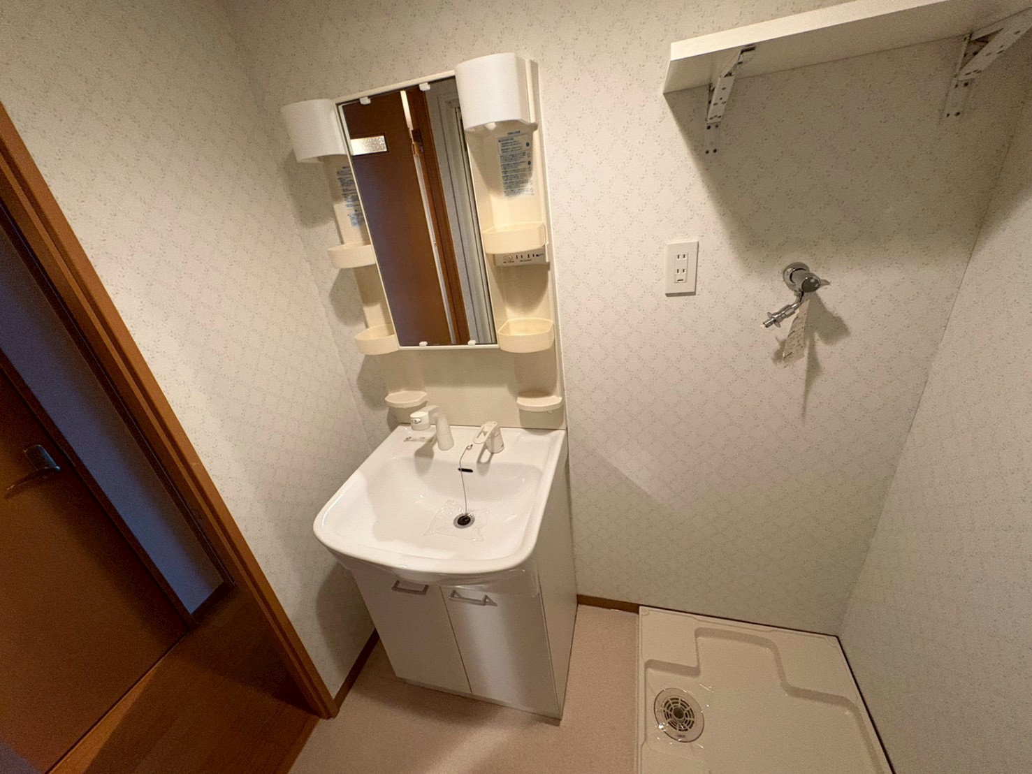 洗面設備　独立洗面台　洗濯機置き場