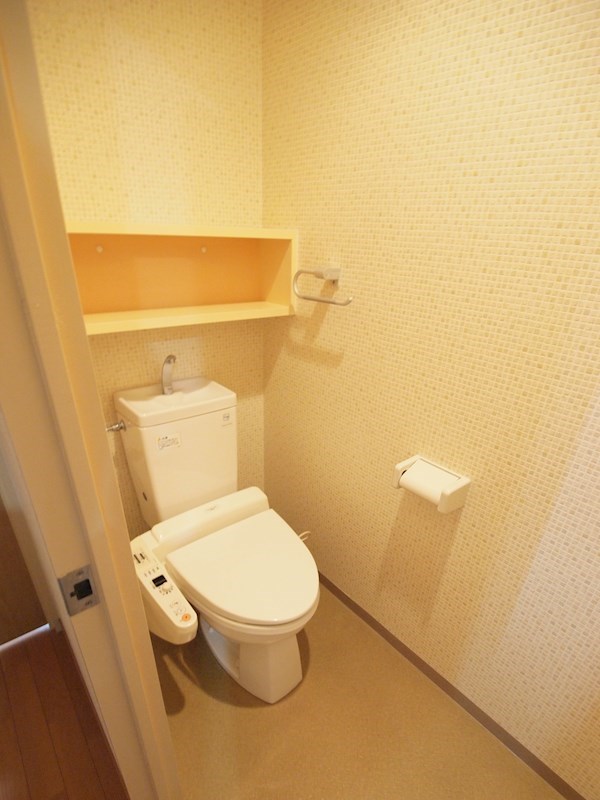 トイレ　温水洗浄便座で快適です。