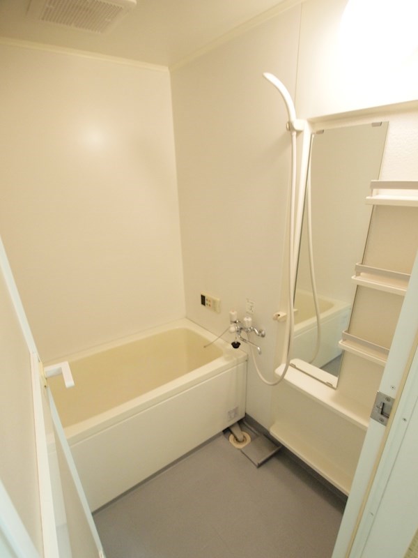 バス・シャワールーム　浴槽に浸かって一日の疲れも取れます