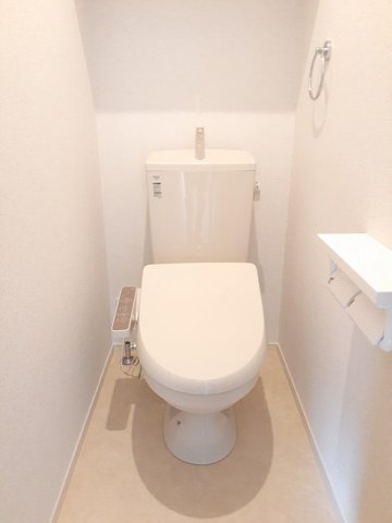 トイレ　落ち着いた色調のトイレです