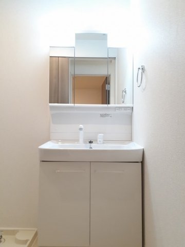 洗面設備　独立洗面台、朝の身支度には欠かせません