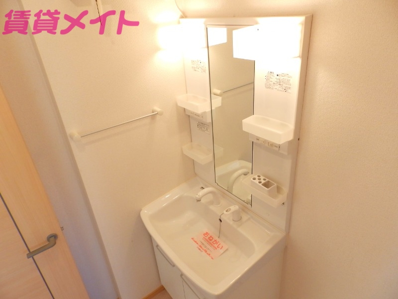 洗面設備　同型反転参考写真です。