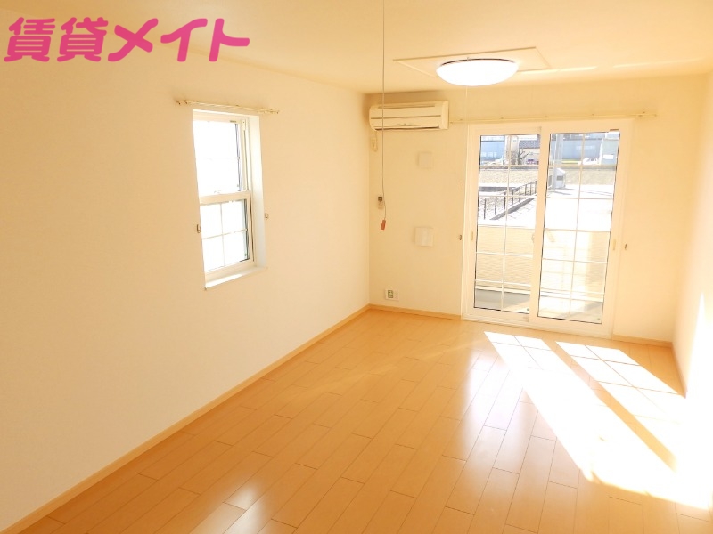 居室・リビング　同型反転参考写真です。