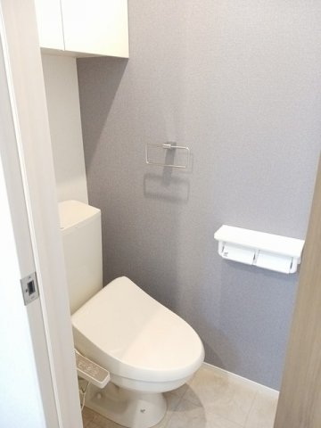 トイレ　落ち着いた色調のトイレです