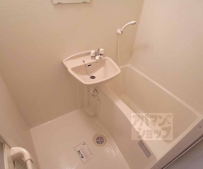 バス・シャワールーム　洗面台付きのお風呂