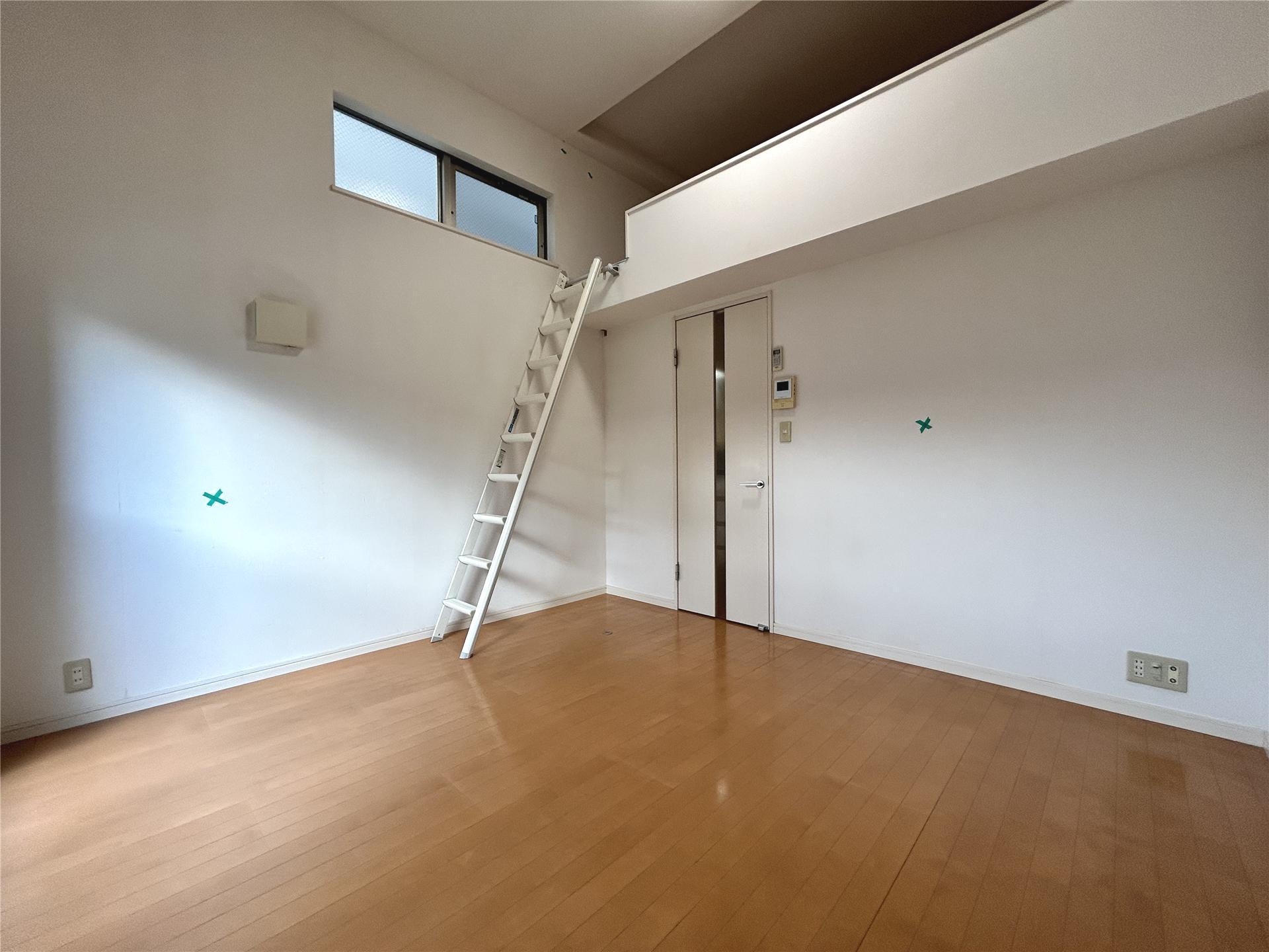 居室・リビング　ロフト付きで天井の高いお部屋です(別号室参考写真)