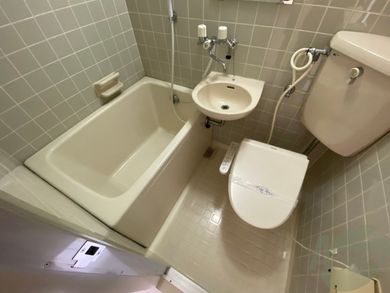 バス・シャワールーム　バスルームは狭すぎず、シャワーも浴びやすそうです。