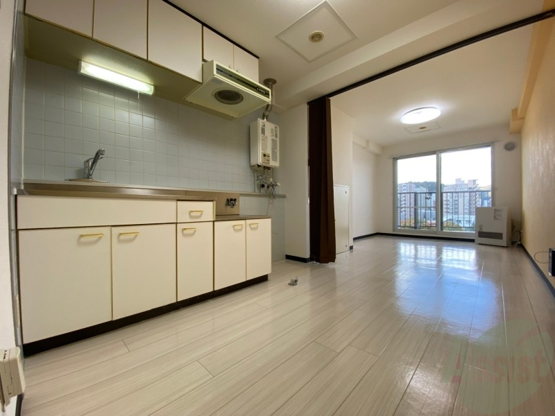 居室・リビング　白さが清潔感を出してくれます。お部屋も明るいですね。