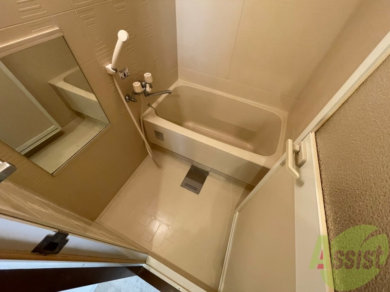 バス・シャワールーム　バスルームはこちらです。広々としてゆったり休めます。